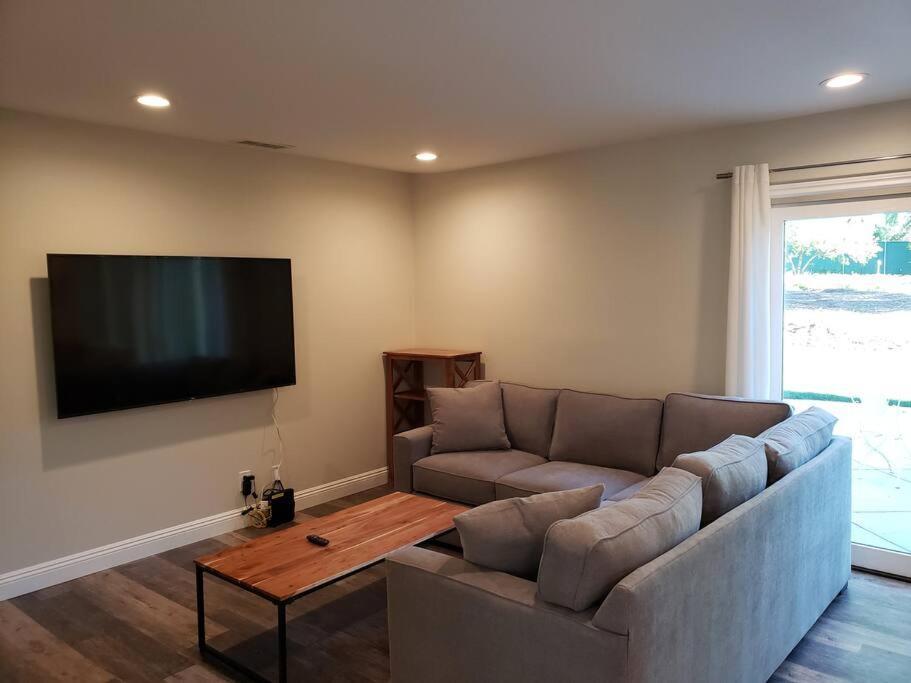 Bouganvilla 4-Bedroom, 2-Baths, Single Family House Thousand Oaks Exterior photo